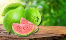 Jus jambu merah segar dalam gelas, minuman sehat kaya vitamin C